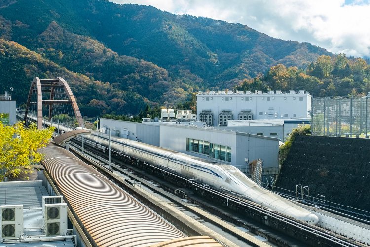 九鬼山を背に超電導リニアが時速約500kmで駆け抜ける！