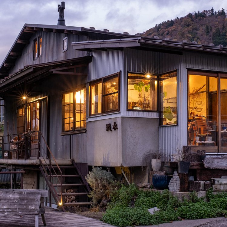 「水の音を感じながら、優しい食事とともにゆったりと過ごしてほしい」が店のコンセプトだ。