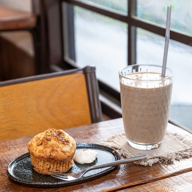 窓際でマヤナッツ入りのマフィンとスムージーをいただく。