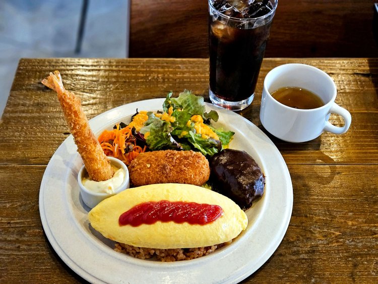 大人のお子さまランチ2200円（ランチタイムはドリンク・スープ付き）。