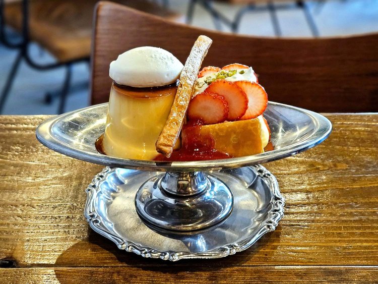 季節のプリンアラモード1400円（提供時間14:00～）。