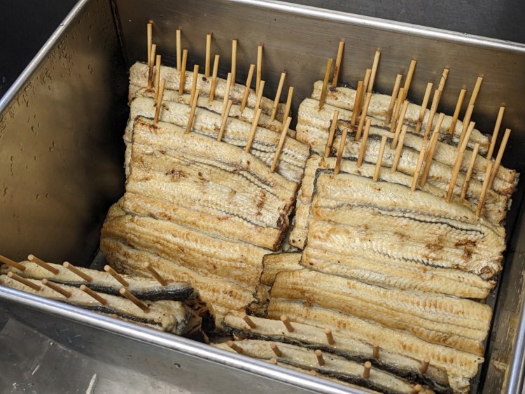 ウナギを蒸してから焼くのは関東風。関西風は蒸さずに焼くので食感が異なる。