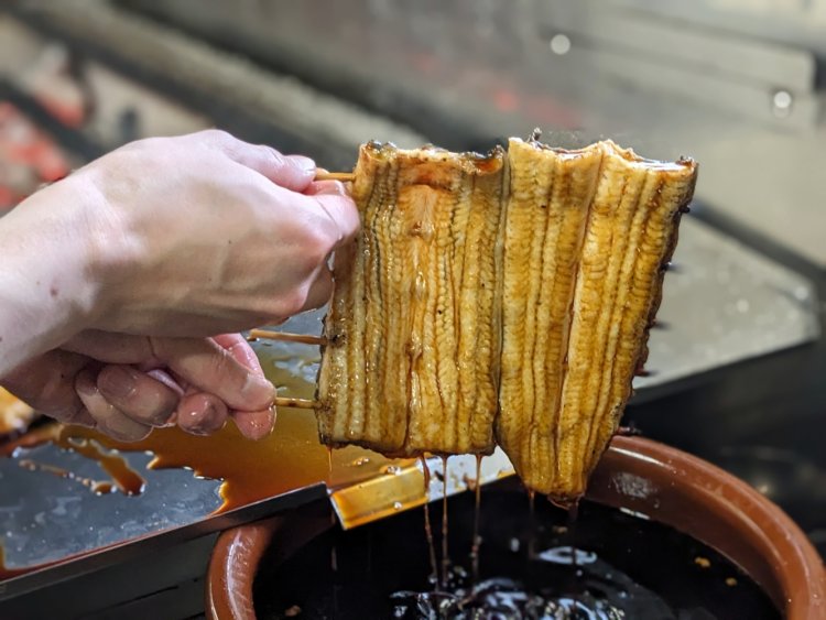 独自の配合で甘めにしたたれを全体に纏（まと）わせ、焼き台にのせる。