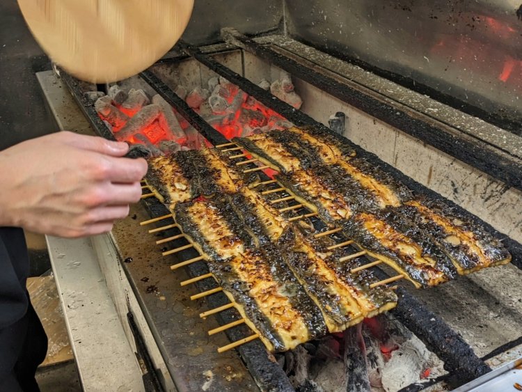 職人は表面の脂がプチプチ弾けるのを見て、焼き加減を見極める。