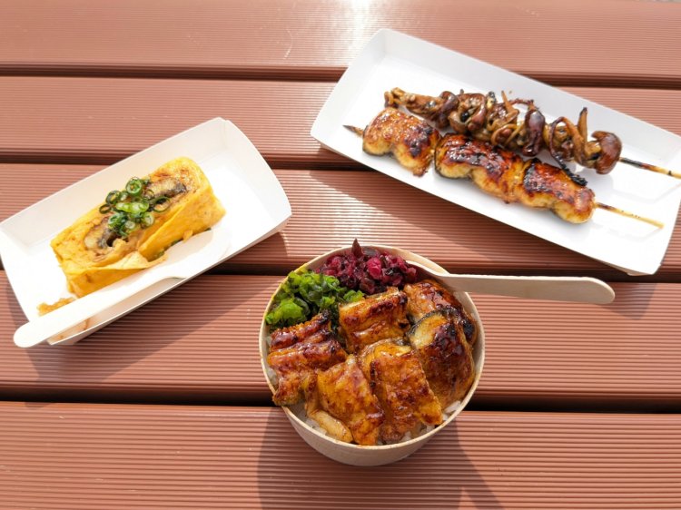 （手前から時計回りに）うな飯800円、う巻き（鰻の卵巻き）500円。ミニ蒲焼1本500円、鰻のきも焼き400円。