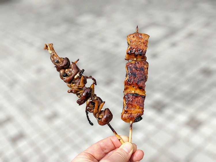 串を手に持った途端、たれがふわっと香り、誘惑してくるようだ。