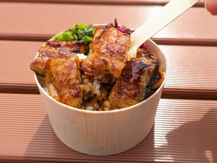 うなぎ、たれ、ごはんが口の中で三位一体となり、たちまち夢中に。たれが染み込んだごはんは旨味倍増。