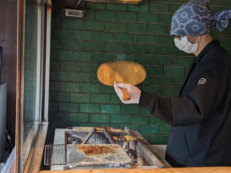 注文した商品を待つ間、職人の姿を眺めて臨場感を味わうのも醍醐味の一つ。