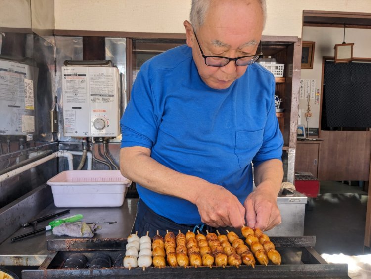 「大正時代に私の曾祖母が店を始めました」と4代目の松山英彰さん。