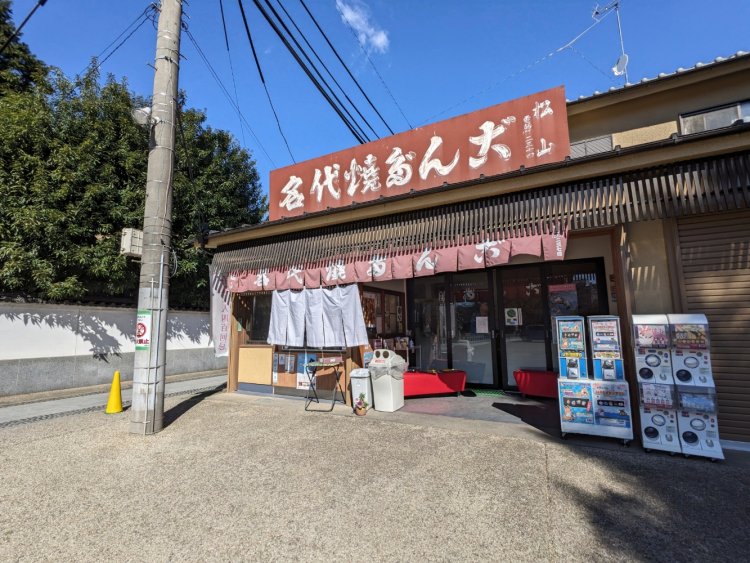 蓮馨寺境内の片隅で営業。「ほぼ毎日、ここと銭湯は日課のように通っているんですよ」と地元の常連客が笑う。