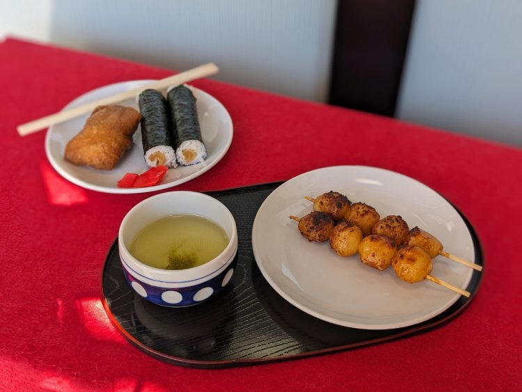 塩を効かせた醤油ダレをつけ、火で炙った香ばしい焼だんご1本120円。いなり寿司1個120円、のり巻1本120円。