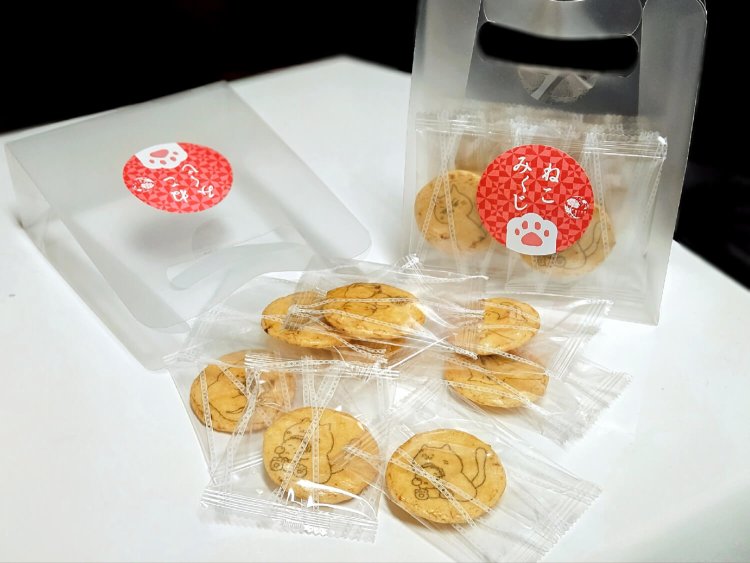 ねこみくじ 8袋入り720円。