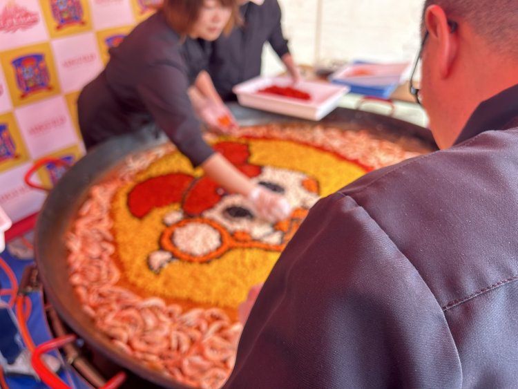 直径1.5ｍの大鍋に描かれたパエリアアート。中に入っているアンコウは常磐もの（写真は2024年の様子）。