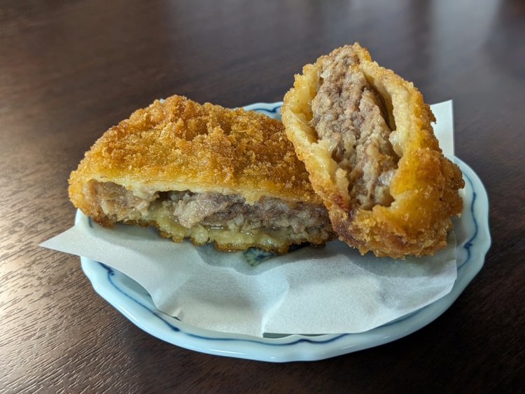 ジュワっと肉汁があふれ、食欲をそそる断面。小江戸メンチはCOEDOビールの「瑠璃-Ruri-」と相性がいい。