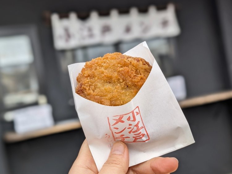 小江戸メンチカツ350円。2度揚げすることで生まれるカリッとした衣の歯触りがたまらない。