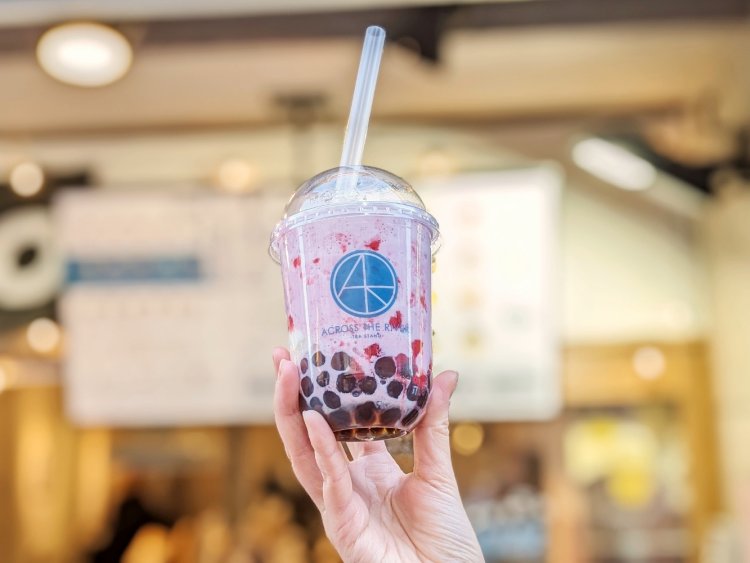 タピオカドリンクの底を見ると、新鮮なタピオカがたっぷり入っている。