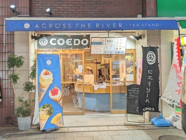 クレアモールのメインストリートに面して掲げられた、青い庇が目印。