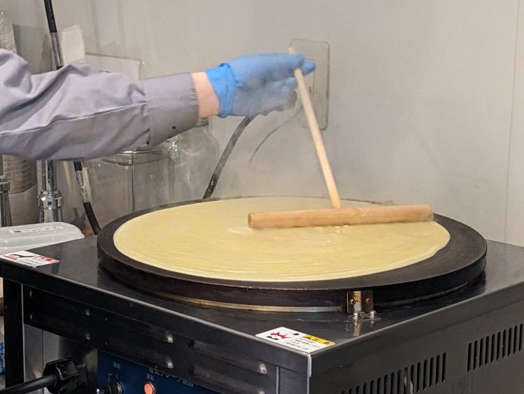 生地の表面をサクッとさせるには、薄く伸ばしながら焼かないといけない。これには技術が必要だ。