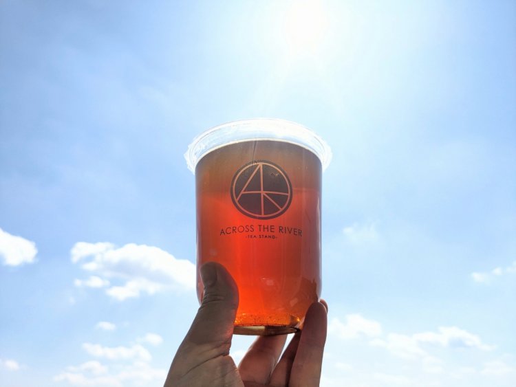 小江戸和紅茶（M）340円。河越茶の茶葉を発酵させ、紅茶に仕上げている。