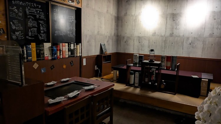 『鉄板ウイスキー酒場ぱんち』店内。