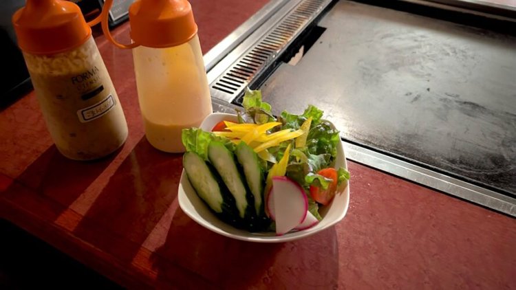 お通しはサラダ。