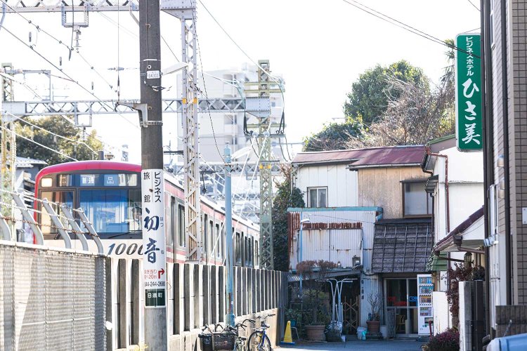京急の線路沿いにはドヤ街。現役宿は少ないが1000円台から宿泊可。
