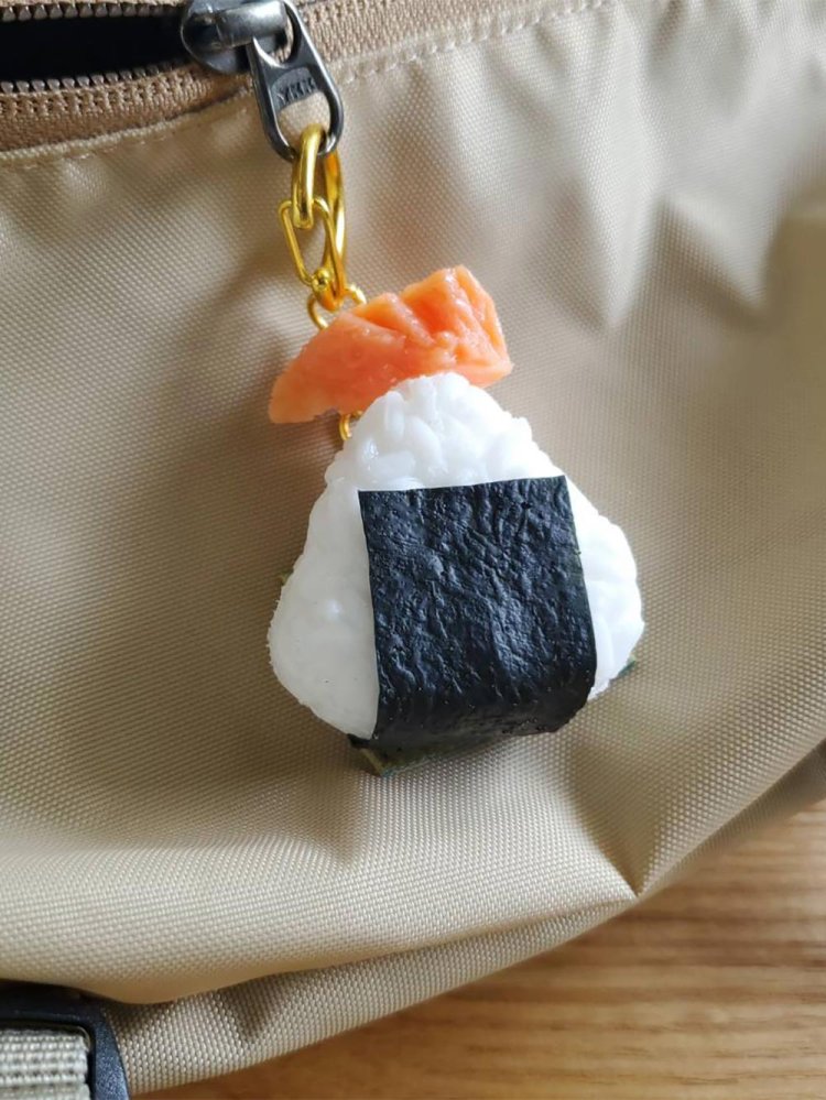 『つかさサンプル』ではおむすびキーホルダー950円をネット販売。明太子、天むすもあり。