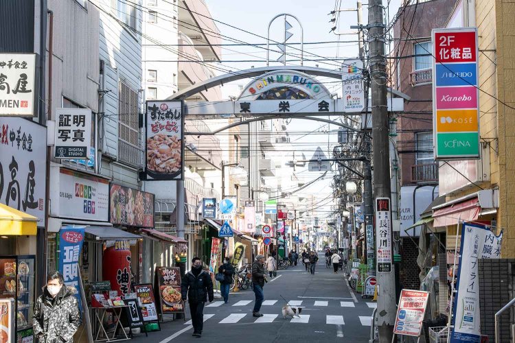 武蔵小杉のタワマン群と新丸子の商店街。徒歩10分圏内でこのギャップは面白い。