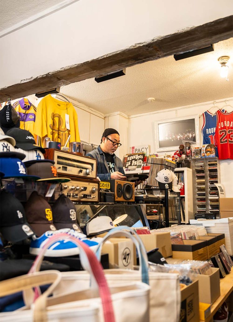 『daze & easy』ではレコードの試聴も可能だ。