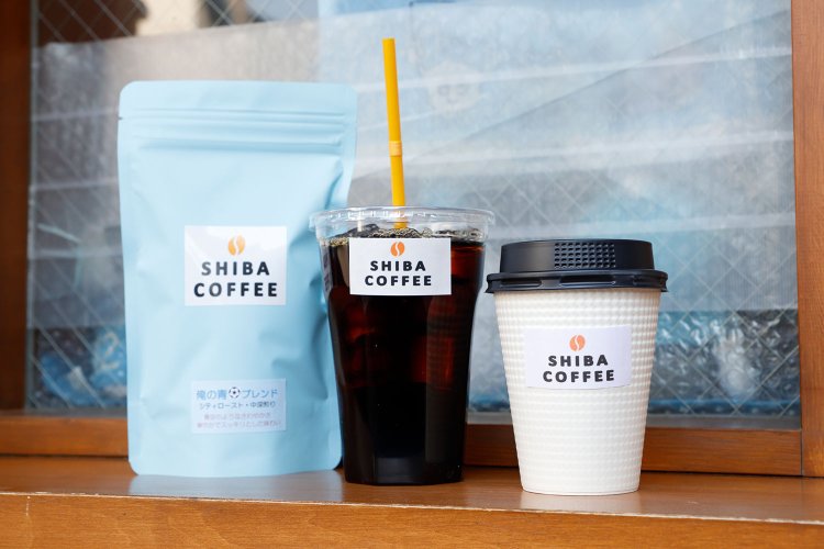 ドリンクのテイクアウトは50円引き。俺の青ブレンド（左）は、100g1250円。