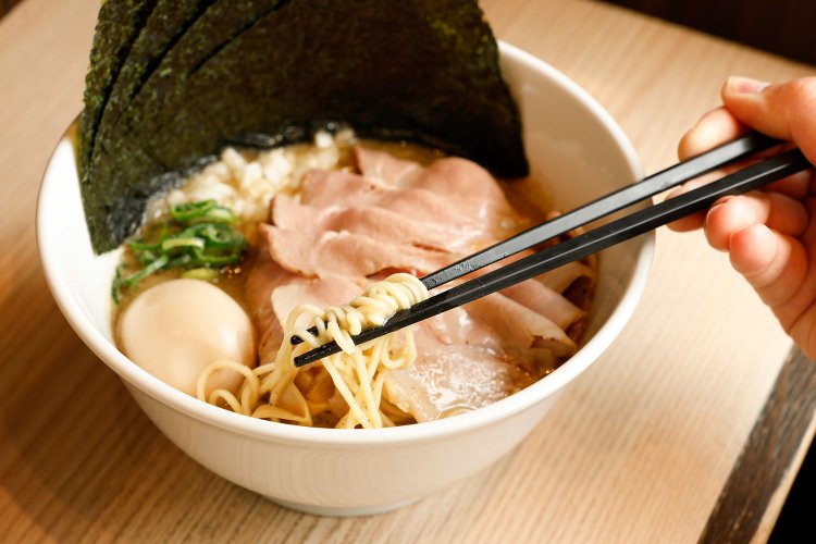 煮干鶏白湯らぁめん900円（写真は1300円の特製）。麻辣担々麺、黒胡麻担々麺もあり。