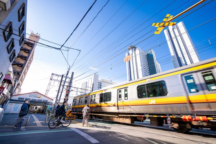 三角屋根が愛らしい向河原駅。線路を挟んで巨大なNEC本社が立つ。