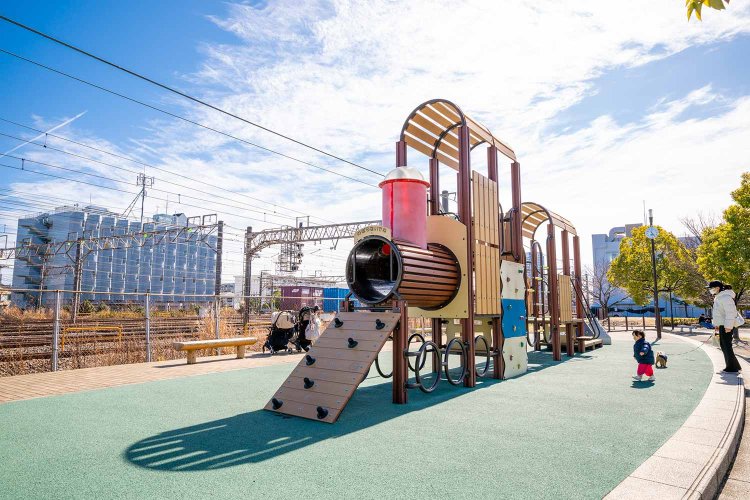 南武線と並行する横須賀線沿いの新川崎ふれあい公園で電車遊具＆ビューを同時に楽しめる。
