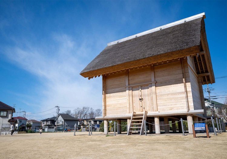 橘樹（たちばな）歴史公園は国史跡の中にあり、復元した飛鳥時代の倉庫が立つ。