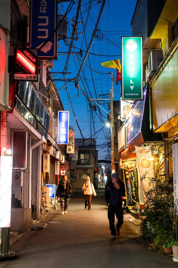 尻手駅を挟むように延びる横丁。昭和な風情だが異国文化も流入中。