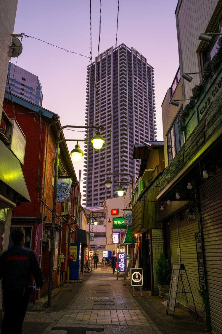 昭和感を漂わす鹿島田の一番通り。タワマンとのコントラストが今風。