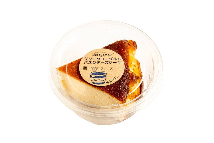 自家製バスクチーズケーキ540円は砂糖控えめ、生地にマイグルトを加えたやさしい味。