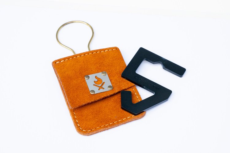 どんな場所にひっかけても安定感のあるS字フックのKAKERU980円と、フック収納にいい革ケース1650円～。