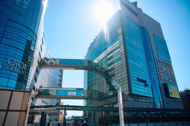 駅直結型のショッピング施設も充実。