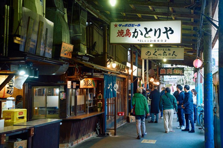 昭和の闇市の面影が残る西口商店街。