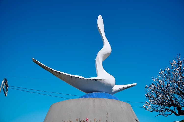 二子神社に立つ「岡本かの子文学碑」。
