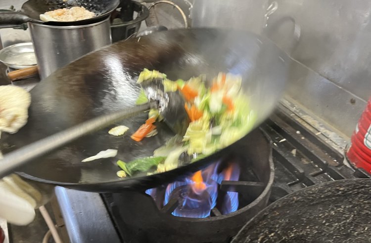 強い火力で一気に炒めていく。哲さんは重い中華鍋を軽々と振る。
