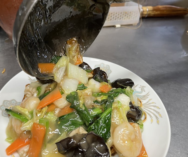 麺の上を覆い尽くす色鮮やかな五目あんが食欲をそそる。