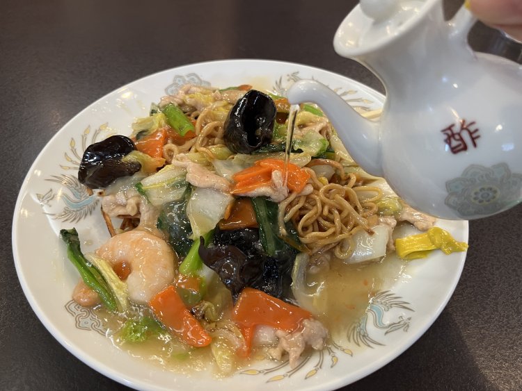 まずはそのまま、カラシや酢をかけてもおいしい！　カメ入り紹興酒（10年熟成）770円（特製ボトル750ml 3850円）とも相性バツグン！