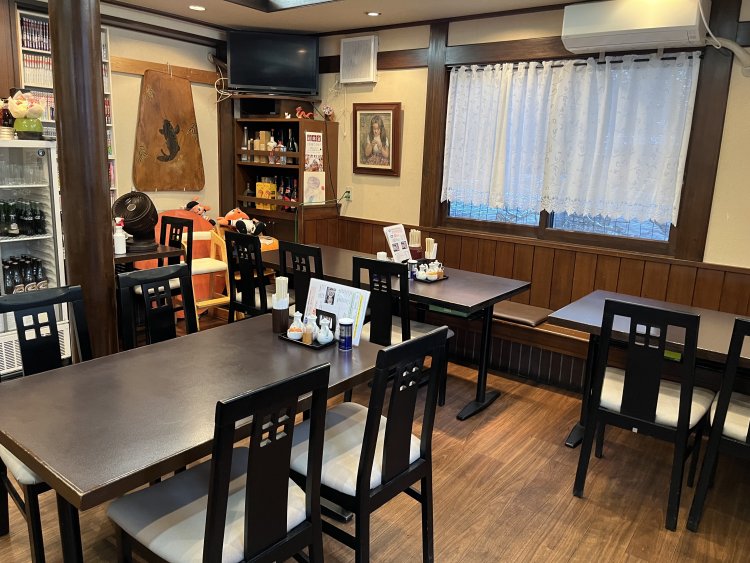 大きな窓と木が基調のくつろぎ感ある店内。