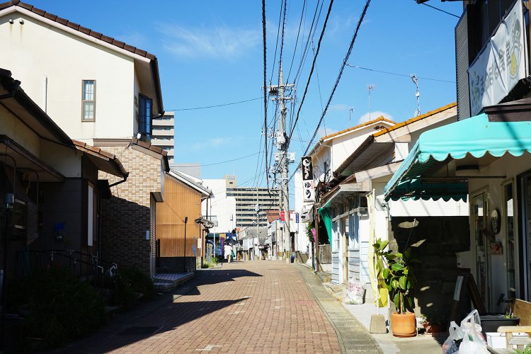物語前半に結と祖父・永吉（松平健）が野菜を売りにいった「前原商店街」。