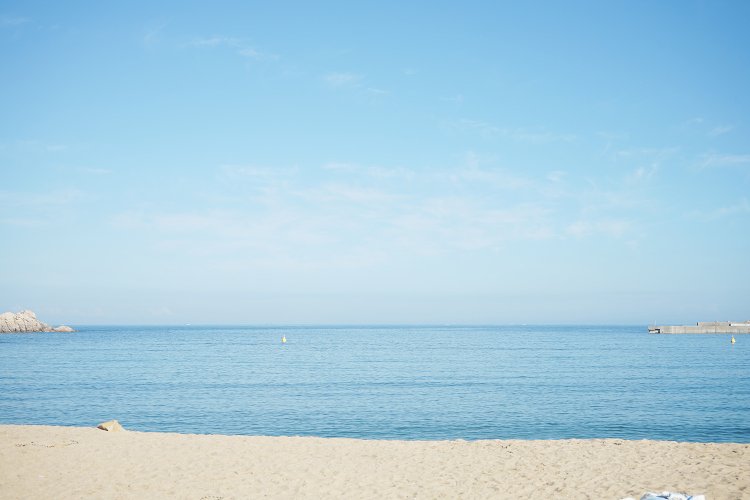 「快水浴場100選」にも入るという美しい海水浴場。訪れたのは9月でシーズンオフだったため、静かに海を眺められた。