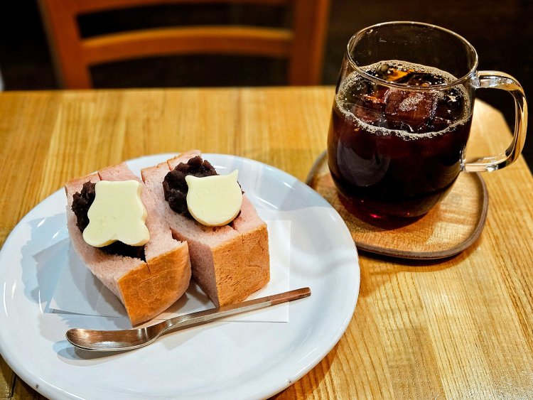 季節のあんバターサンド650円（数量限定、2025年3・4月限定）、アイスコーヒー500円。