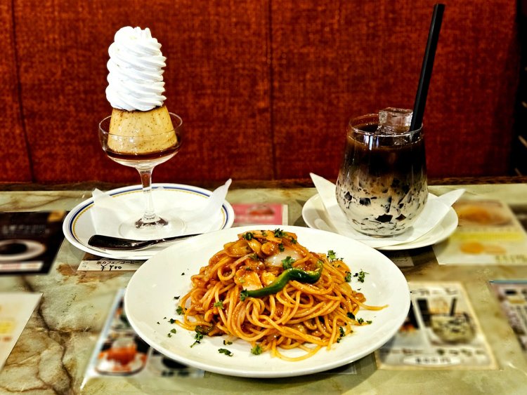 ナポリタン1200円、自家製プリン ホイップのせ850円、コーヒージェリーオーレ800円。