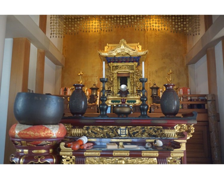 宗柏寺の奥に立つ鬼子母神堂内。「自分はあくまでも、お寺にいらっしゃる方と鬼子母神さんをつなぐパイプだという気持ちでご祈祷をしています」と伊藤さん。